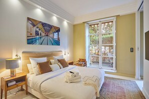 Espacio para trabajar con laptop y tabla de planchar con plancha