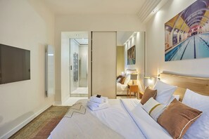 Departamento | Espacio para trabajar con laptop y tabla de planchar con plancha 