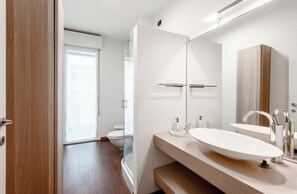 SĂšche-cheveux, bidet, serviettes fournies, savon