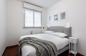 2 habitaciones, escritorio, tabla de planchar con plancha y wifi gratis