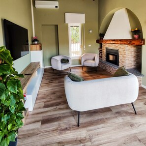 Smart-TV, peis og bøker