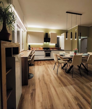 Réfrigérateur, four à micro-ondes, un four, surface de cuisson