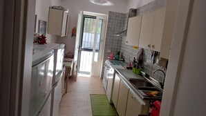Una cucina moderna con isola centrale, forno integrato e lavello.