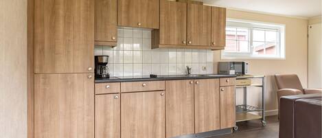 Een koelkast, een kookplaat, een koffiezetapparaat/waterkoker