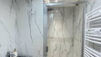 Een haardroger, handdoeken