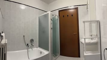 Ducha, secador de pelo, bidet, toallas