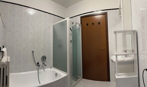 Dusche, Haartrockner, Bidet, Handtücher