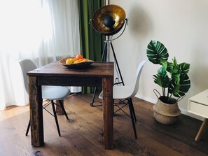 컴포트 아파트, 금연, 발코니 | 거실 공간 | 케이블 채널 시청이 가능한 50인치 평면 TV