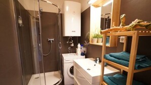 Apartemen Comfort, Bebas Asap Rokok, balkon | Kamar mandi