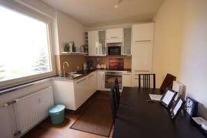 Departamento Confort, para no fumadores, balcón | Cocina privada | Refrigerador con congelador, microondas, horno y parrilla de estufa
