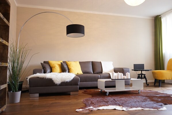 컴포트 아파트, 금연, 발코니 | 거실 공간 | 케이블 채널 시청이 가능한 50인치 평면 TV