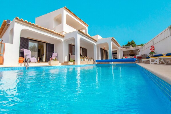 Villa | Pool | Indoor pool, outdoor pool - Villa in Albufeira Near sea Beach (Albufeira)