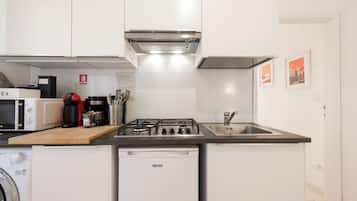 Departamento clásico | Cocina privada | Parrilla de estufa y utensilios de cocina