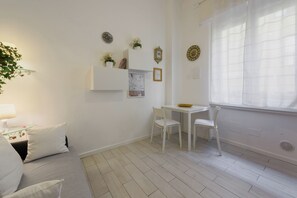 Perushuoneisto | Yksityinen keittiö | Liesi, keittoastiat/astiat/ruokailuvälineet