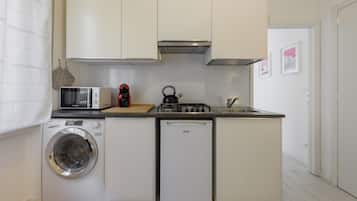 Apartamento básico | Cozinha privada | Cooktop, talheres/pratos/utensílios de cozinha