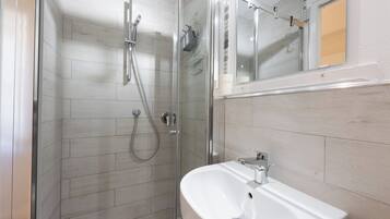 Classic Apartment | Bathroom