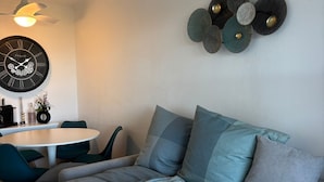 A modern bedroom with a bed, a round table, and chairs. - Frisch renoviertes Apartment in traumhafter Lage (Saint-Raphaël)