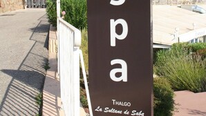A sign for Esterel Forme spa with a view of a building in the background. - Frisch renoviertes Apartment in traumhafter Lage (Saint-Raphaël)