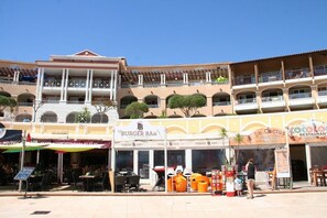 Outdoor dining - Frisch renoviertes Apartment in traumhafter Lage (Saint-Raphaël)
