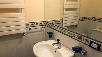 Doccia, asciugacapelli, bidet, asciugamani