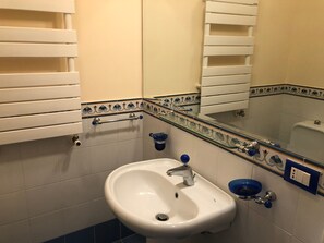 Dusj, toalettartikler (inkludert), hårføner og bidé