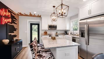 Geladeira, micro-ondas, fogão, cooktop