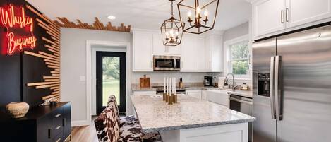 冷蔵庫、電子レンジ、オーブン、コンロ