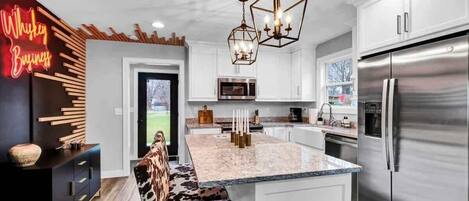 ثلاجة، ميكروويف، فرن، موقد طهي مسطح