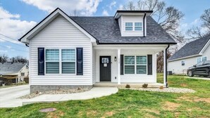 A single-story house with a gabled roof, a front porch, and a small front yard. - Modern rustic home near Bardstown top distilleries (Bardstown)