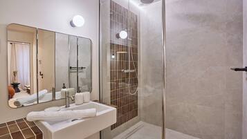 Apartment | Bathroom | Hair dryer, towels, shampoo