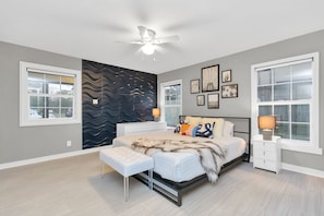 7 bedrooms, in-room safe, iron/ironing board, free WiFi - Stylish Studio Retreat in Houston – Steps from NRG & Medical Center (Houston)