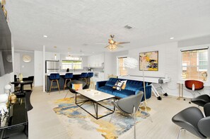 Smart TV, fireplace, video games - Stylish Studio Retreat in Houston – Steps from NRG & Medical Center (Houston)