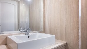 Douche, sèche-cheveux, bidet, serviettes fournies