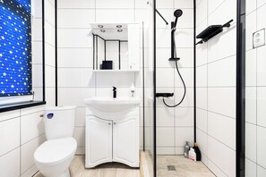 Apartment, Balcony, Garden View | Bathroom | Shower, free toiletries, hair dryer, towels