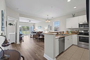 Fridge, microwave, oven, stovetop - World Tour Unit 206 - Overlooking the 18th Green (Myrtle Beach)