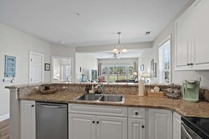 Fridge, microwave, oven, stovetop - World Tour Unit 206 - Overlooking the 18th Green (Myrtle Beach)