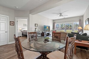 Interior - World Tour Unit 206 - Overlooking the 18th Green (Myrtle Beach)
