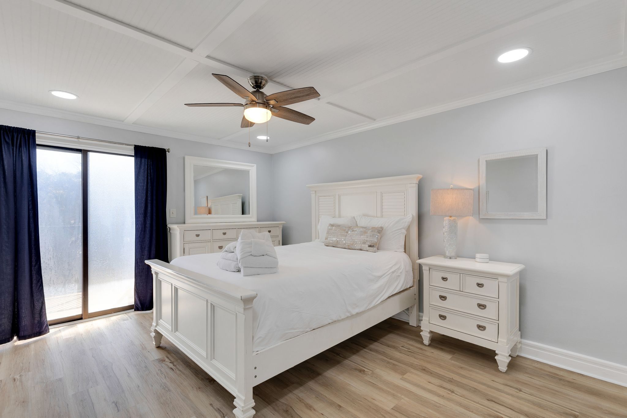 3 habitaciones, tabla de planchar con plancha y cuna de viaje 