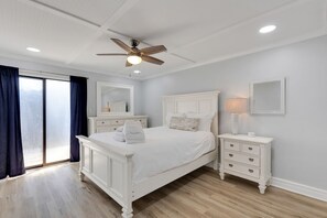 3 dormitorios, tabla de planchar con plancha, cuna de viaje