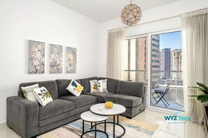 디지털 채널 시청이 가능한 65인치 스마트 TV, 넷플릭스, 스트리밍 서비스