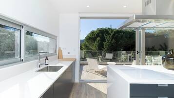 Fridge, microwave, oven, stovetop