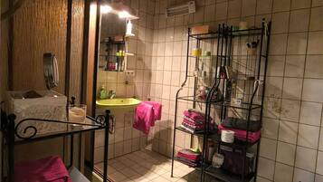 Haartrockner, Handtücher, Seife, Shampoo