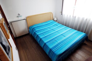 1 makuuhuone, silitysrauta/-lauta, vuodevaatteet