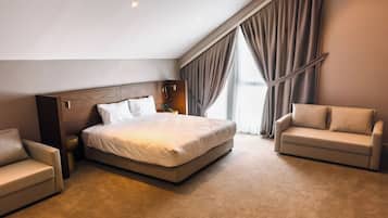 Quarto casal superior, 1 cama King e sofá-cama, para não fumantes | Roupas de cama premium, frigobar, espaço de trabalho para notebook