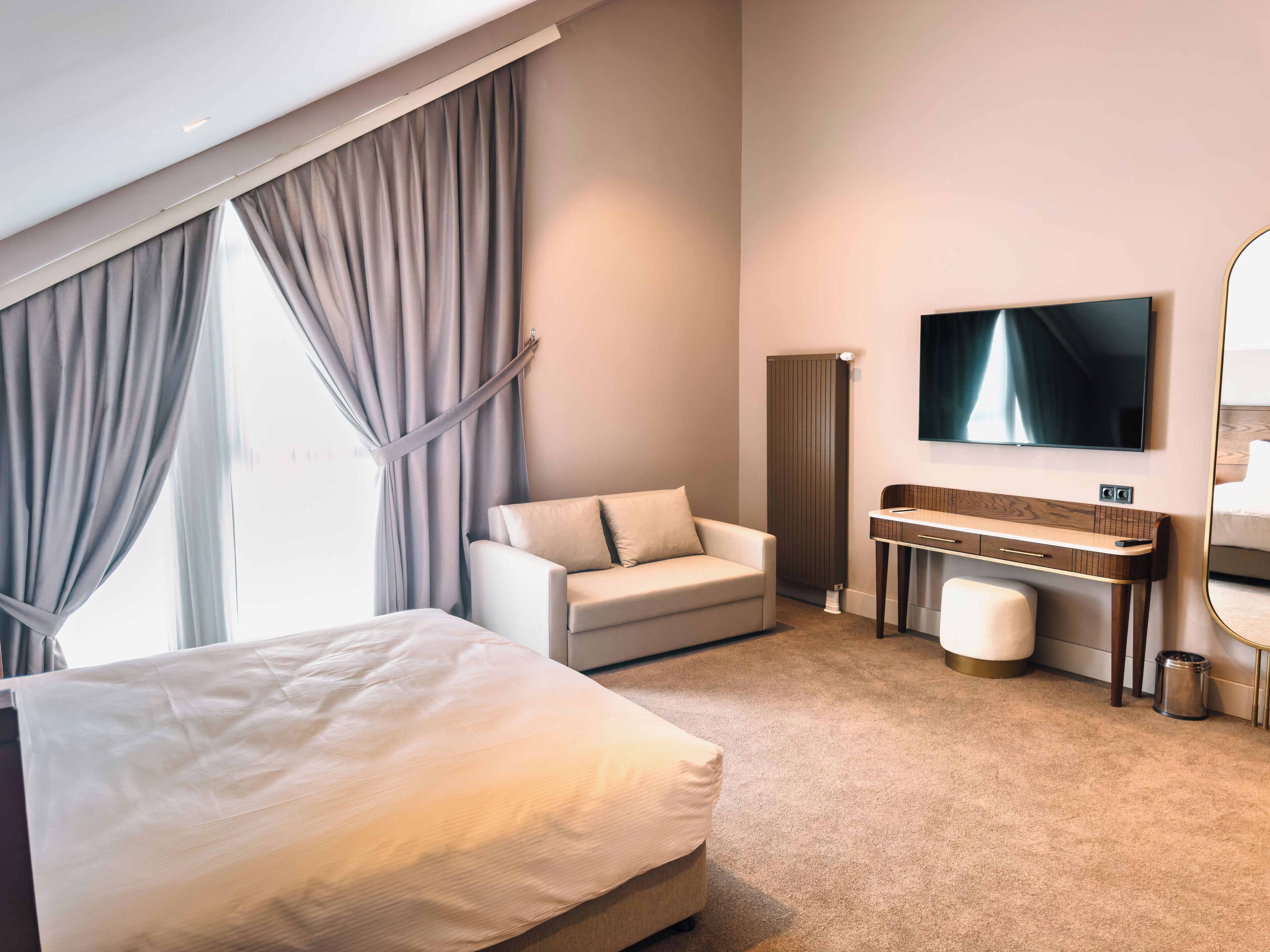 Phòng đôi Superior, 1 giường cỡ king và sofa giường, không hút thuốc | Bộ đồ giường cao cấp, minibar, khu vực làm việc phù hợp cho laptop 