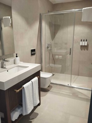 Deluxe kamer, 1 kingsize bed, niet-roken, uitzicht op bergen | Badkamer | Een douche, een regendouche, gratis toiletartikelen, een haardroger