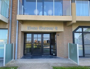 Un bâtiment avec une enseigne indiquant « Den Oever 4 » et une entrée en verre.