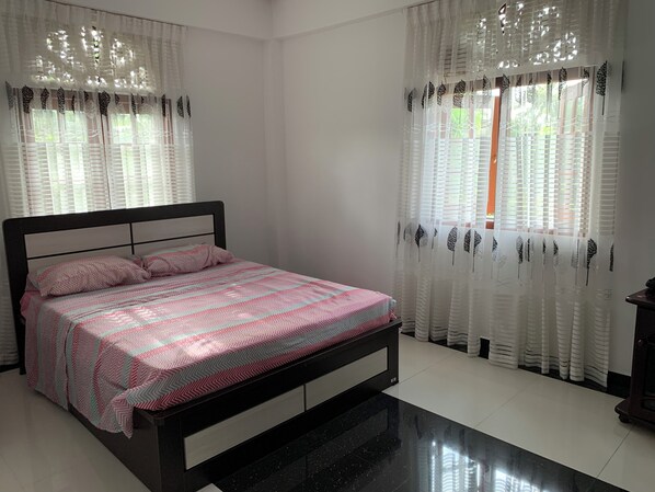 3 bedrooms, iron/ironing board, WiFi, bed sheets