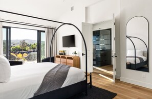 9 bedrooms, desk, iron/ironing board, free WiFi - Vintner's Village | California-Chic Wine Estate (Temecula)