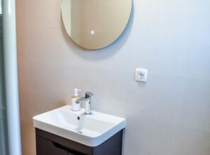 Apartment (One Bedroom Apartment with sea wiev 1) | Bathroom | Shower, towels